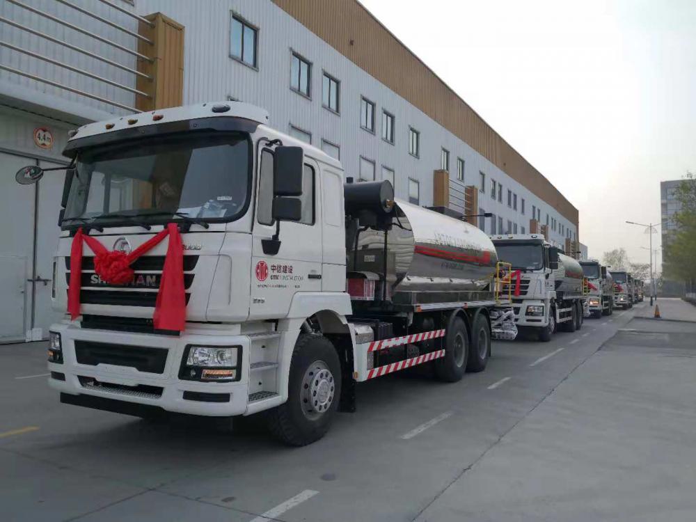 哈薩克斯坦6臺(tái)灑布車(chē)整裝待發(fā)